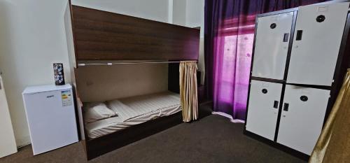 Двуетажно легло или двуетажни легла в стая в Pizza Street Hostel