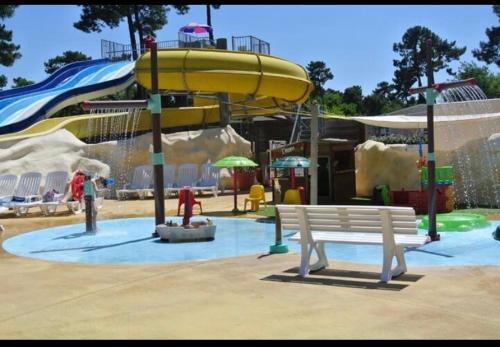 un parc avec un parc aquatique avec des montagnes russes dans l'établissement Mobil home Marie La pignade, à Ronce-les-Bains