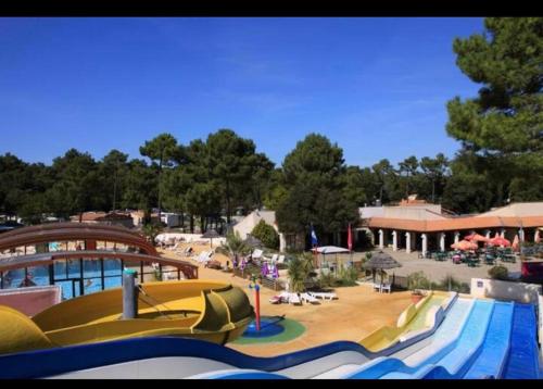 un parc aquatique avec un toboggan et une piscine dans l'établissement Mobil home Marie La pignade, à Ronce-les-Bains