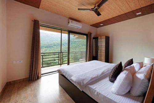 Una cama o camas en una habitación de Vallys,in --Valley View with Infinity Pool