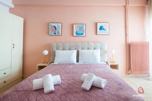 Un dormitorio con una cama grande con dos almohadas blancas. en AXDHOME venizelou project by homebrain, en Alexandroupoli