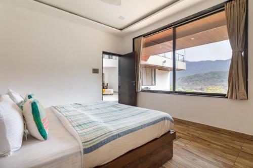 Una cama o camas en una habitación de Vallys,in --Valley View with Infinity Pool