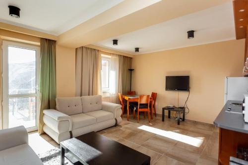 Μια τηλεόραση ή/και κέντρο ψυχαγωγίας στο Cozy and Comfortable Apartment in Gudauri