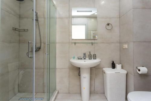 y baño con lavabo y ducha acristalada. en Cozy Studio Ski In Out Apartment In New Gudauri en Gudauri