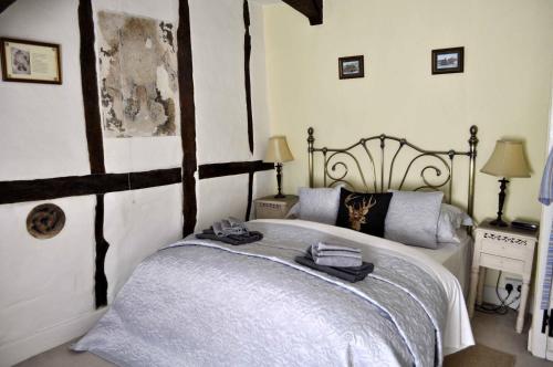 A bed or beds in a room at The Stags Head Inn 