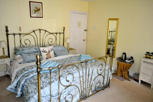 A bed or beds in a room at The Stags Head Inn 