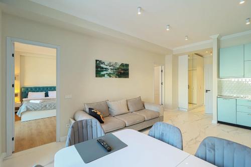 - un salon avec un canapé et un lit dans l'établissement Apartment Alpic 204- Near Ski Lift - By Wehost, à Goudaouri