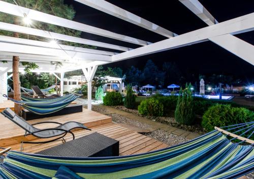 Zahrada ubytování APARTAMENTY przy plaży z basenem z podgrzewaną wodą i mini SPA - Ośrodek Kolonijno-Wczasowy Mewa