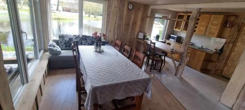 Habitación con mesa con sillas y cocina. en A&G Sodyba camp SVEČIŲ NAMELIS en Plungė