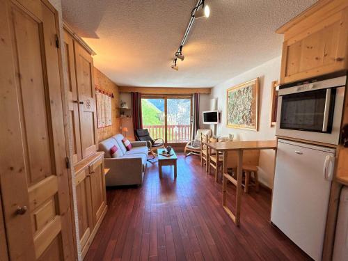 un salon avec une cuisine et une salle à manger dans l'établissement Appartement 2 pièces, 5 pers, Centre de Méribel, proche pistes, balcon Sud - FR-1-180-564, à Méribel