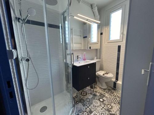 une salle de bain avec une douche, un lavabo et des toilettes dans l'établissement Appartement Moderne 2 Pièces + Cabine, Terrasse, Proche Plage – Saint-Jean-de-Monts - FR-1-224C-204, à Saint-Jean-de-Monts