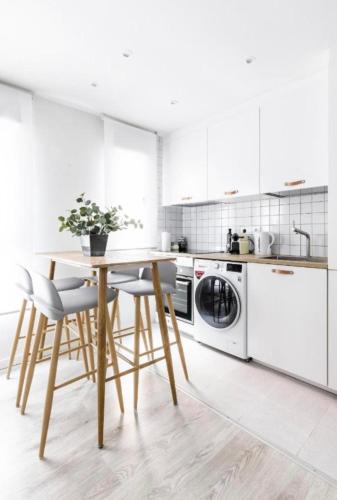 - une cuisine avec une table en bois et un lave-vaisselle dans l'établissement Umba with Love, à Nice