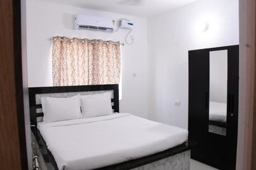 - une petite chambre avec un lit et une fenêtre dans l'établissement Rivasa homes, à Deoghar