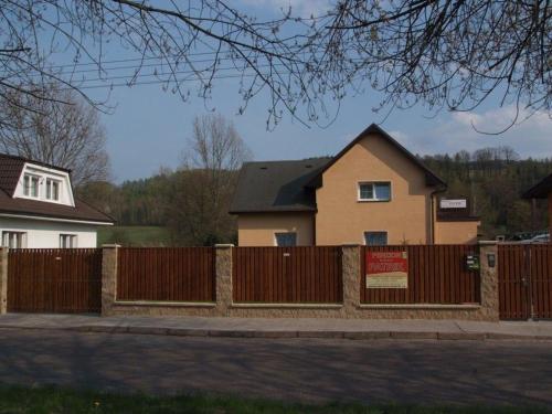 ein Haus hinter einem Zaun mit einem Schild drauf in der Unterkunft Ferienhaus mit Privatpool für 10 Personen ca 150 m in Nachod, Böhmen Ostböhmen in Běloves