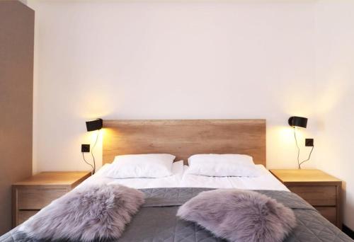 een slaapkamer met een bed met 2 zachte kussens bij 2BR Apartment in Marshall Gudauri Project in Goedaoeri