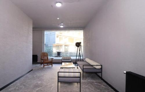 een woonkamer met een bank en een tafel bij 2BR Apartment in Marshall Gudauri Project in Goedaoeri