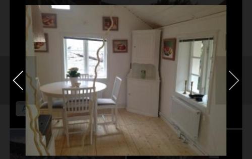 une petite salle à manger avec une table et une fenêtre dans l'établissement Lillstuga Badholmen, à Fjällbacka