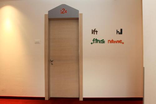 an elevator with a sign on the wall at Park Hotel Italia in Tezze sul Brenta
