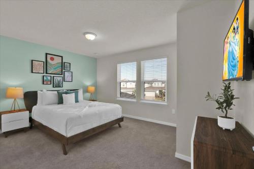 Un dormitorio con una cama grande y una ventana en Charming Retreat, en Orlando