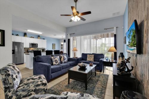 a living room with a blue couch and a table at Retro Noir in Orlando