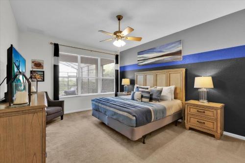 a bedroom with a bed and a ceiling fan at Retro Noir in Orlando