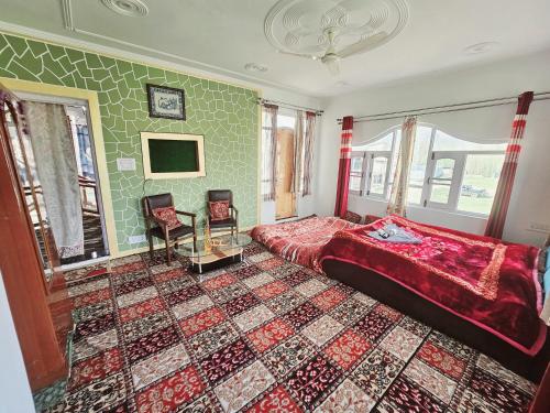 Schlafzimmer mit einem roten Bett und einem Teppich in der Unterkunft Enchanting Kashmir homestay in Srinagar