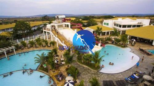 an overhead view of a pool at a resort at Lacqua Diroma Flat - Oficial in Caldas Novas