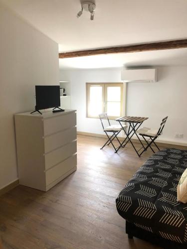 une chambre avec un lit, une table et des chaises dans l'établissement Logement neuf, tout confort, au coeur du village, à Saint-Didier