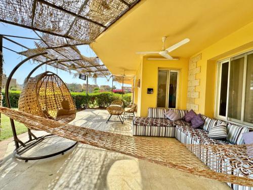 Posezení v ubytování 5-BRS Villa Steps from Beach Cozy vibes