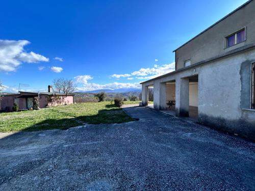 un camino vacío delante de un edificio en Residence San Martino Appartamento mini en Busso