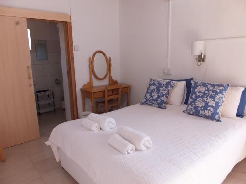1 dormitorio con 2 toallas blancas en una cama en Antigoni's Cottage, en Choulou