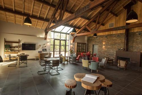 Телевизор и/или развлекательный центр в Les Cabanes Dans Les Bois Logis Hôtel