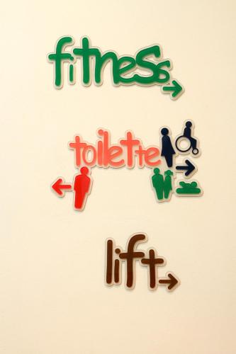 a sign with the words fires to the lift at Park Hotel Italia in Tezze sul Brenta