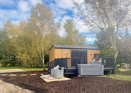 mały domek z tarasem i sprzętem do grillowania w obiekcie Watermill Leisure Park 