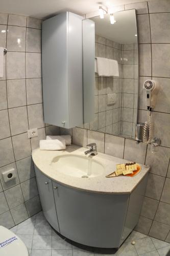 a bathroom with a sink and a mirror at Petros Italos in Neos Marmaras