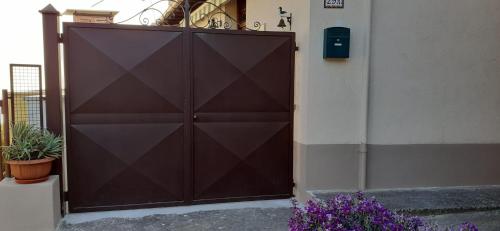 un grande cancello marrone sul lato di un edificio di La Forosetta Guest House a Norcia