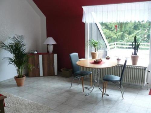 een woonkamer met een tafel en stoelen en een raam bij Ferienwohnung für 2 Personen ca 31 qm in Altenau, Harz Oberharz in Altenau