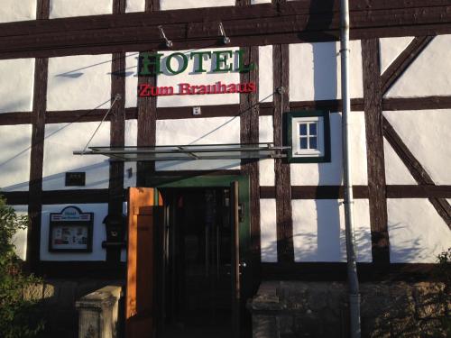 a sign on the side of a building at Hotel zum Brauhaus in Quedlinburg