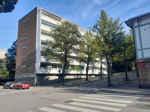 トゥルクにあるPeaceful apartment on Sofiankatu Turku Centerの赤い車が目の前に停まっている建物