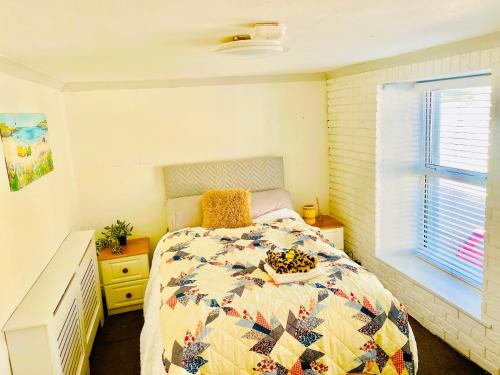 ein Schlafzimmer mit einem Bett mit einer Decke darauf in der Unterkunft 4 Market Street in Bantry