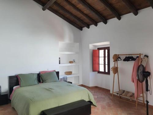 a bedroom with a green bed and a window at Casa d´Alte in Alte