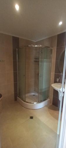 y baño con ducha y lavamanos. en Двустаен апартамент-Роял Палм, en Sveti Vlas