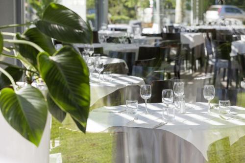 Un restaurante o sitio para comer en Inverigo Hotel