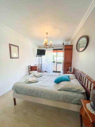 une chambre avec un lit avec des oreillers bleus dessus dans l'établissement LE CANAILLOU - Hyper centre - Wifi, à Cassis