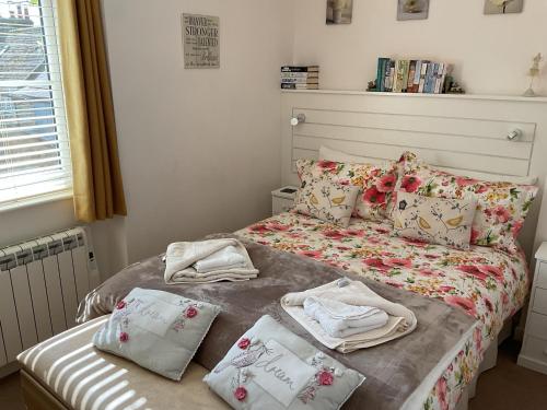 een bed met handdoeken en kussens in een slaapkamer bij Captivating 2-Bed Cottage in Grewelthorpe in Grewelthorpe
