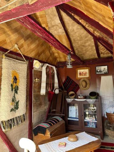 KnićにあるDolina miraのテーブルと部屋のある部屋の内部の眺め