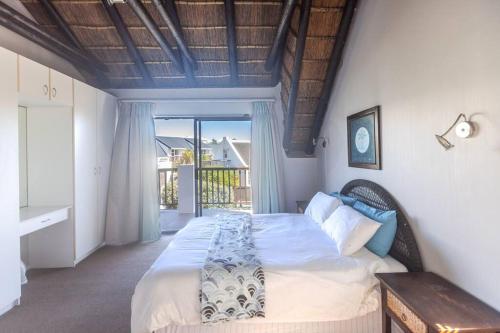 Postel nebo postele na pokoji v ubytování Compact & Comfortable in the Cape St Francis Resort