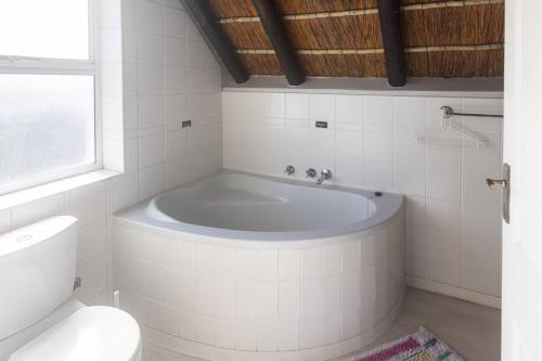 Koupelna v ubytování Compact & Comfortable in the Cape St Francis Resort