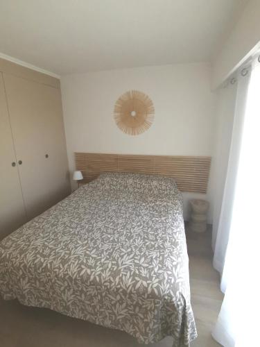 une chambre avec un lit et un miroir au mur dans l'établissement Lido, private apartment seaside, parking, swimming pool, à Cagnes-sur-Mer