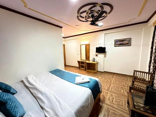 TV a/nebo společenská místnost v ubytování Krishana Cottage A Pure Veg !!!300 m From Hadimba Temple!!!Balcony Rooms!!!Veg Restaurant!!!Couple Friendly!!!Family Cottage!!!